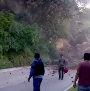 Cinco personas lesionadas tras derrumbe en carretera Ixtapan de la Sal–Coatepec Harinas