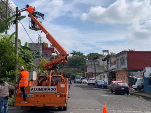 Instalan nuevas luminarias en calles de Fortín