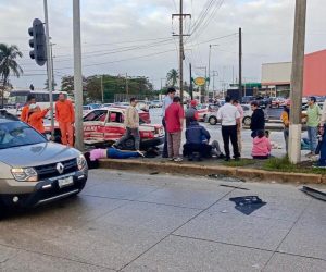 Mueren dos mujeres tras choque entre taxi y auto particular.