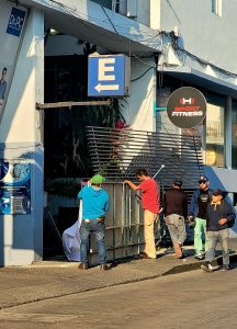 Instalación de anuncio casi provoca tragedia.