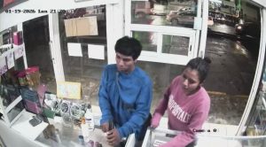 SUJETOS ARMADOS ASALTAN FARMACIA Y HUYEN TRAS AGREDIR A EMPLEADO