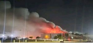 Incendio de maquiladora deja hasta el momento tres bomberos muertos y cinco heridos.