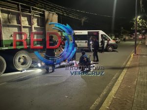 Motociclistas se impactan contra camión cañero estacionado en Omealca