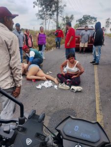 Derrapan dos mujeres en moto en la carretera estatal Quebradora-Matatenatito