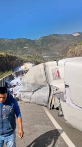 Cierre parcial de circulación por volcadura en la autopista Puebla-Orizaba