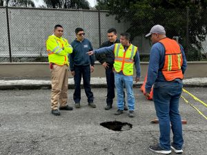 Atienden hundimiento en calle 7; cierran vialidad por seguridad
