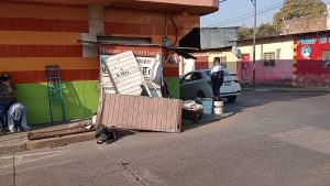 Automóvil se impacta contra puesto de revistas.