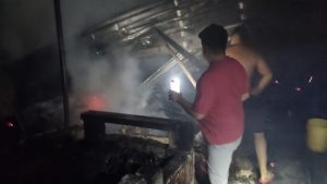 Incendio consume bodega; atienden a seis personas.