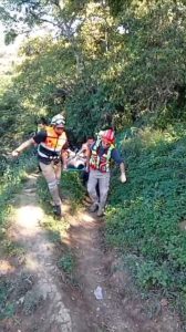 Rescatan a hombre tras caer a barranco.