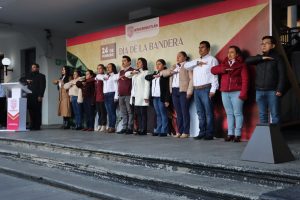 CON ACTO CÍVICO, IXTACZOQUITLÁN CONMEMORA EL DÍA DE LA BANDERA Y LLAMA A LA UNIDAD CIUDADANA
