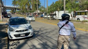 Realizan operativo de vialidad en el tianguis de Fortín