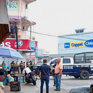 Muere mujer vendedora en ataque armado dirigido a su pareja.