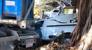 Tres lesionados en choque entre carroza fúnebre y tractocamión.