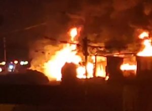 Fuerte incendio consume vulcanizadora.