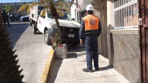 Camion repartidor de gas a punto de chocar contra vivienda