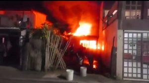 Incendio consume vivienda.