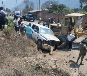 Conductor queda prensado tras chocar contra maquinaria.