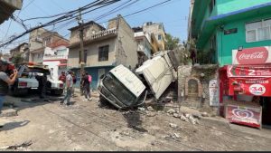 Camión recolector cae desde más de 10 metros; una mujer pierde la vida.