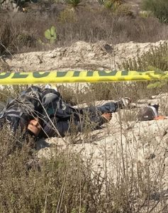Localizan tres hombres sin vida a la orilla de la carretera federal 144.
