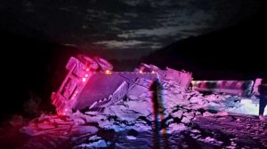 Vuelca tráiler en la autopista Puebla–Orizaba y provoca cierre total.