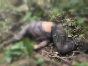 Localizan sin vida a hombre en barranco.