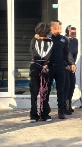 Alumno asesina a dos maestras por no dejarlo entrar tarde a clases.