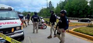 Muere motociclista tras derrapar, mujer resulta herida.