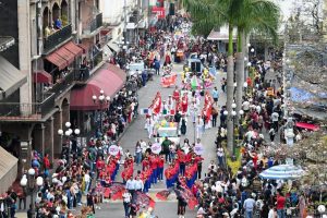 Desfilan delegaciones del FIF por el Centro Histórico de Córdoba