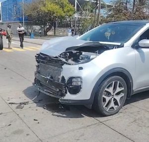 Choque deja un motociclista muerto y dos heridos, entre ellos un menor.