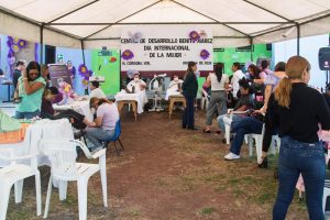 Impulsan en centros comunitarios actividades que reconocen el talento y la participación de las mujeres.