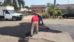 Realizan trabajos de bacheo en el recinto ferial de Fortín