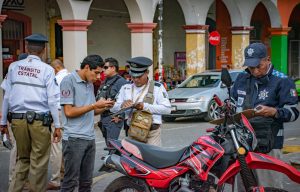 EXHORTAN A MOTOCICLISTAS A REGULARIZARSE