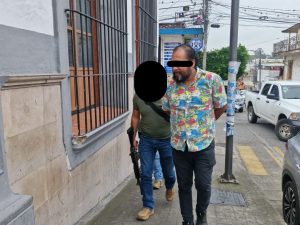 Aprehenden a reportero por lesiones y amenazas