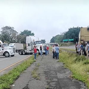 Bloquean transportistas carretera federal Córdoba-Veracruz y Autopista en Rancho Trejo