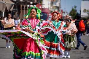 Desfile de grupos folklóricos infantiles llena de color y tradición las calles de Córdoba