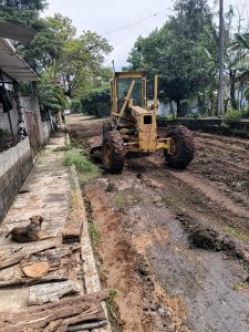 Atienden calles de terracería en Villa Libertad y Villa Unión