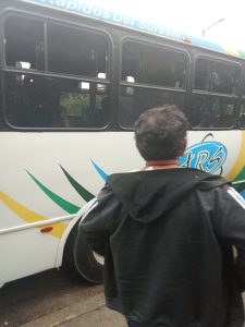Balean a pareja en autobús de pasajeros.