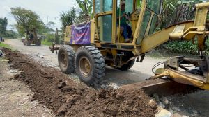 Trabajan en la mejora vial del Camino al Caño, en Tlacotengo
