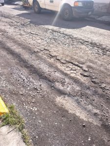 Preparan bacheo en avenida Los Pinos para mejorar la vialidad