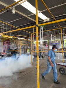 Fumigan zona de tianguis en Fortín.