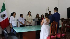 Pareja legaliza su amor en sala de cabildo fortinense. ¡Felicidades!.