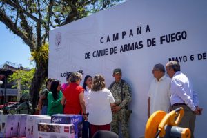 Inicia campaña de canje de armas en la explanada del parque 21 de mayo