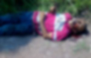 Hallan a hombre asesinado en camino de terracería.