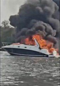 Explosión e incendio destruyen yate en estero de Alvarado; reportan dos heridas