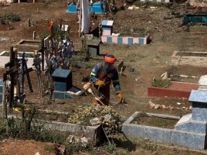 Mantiene Ayuntamiento limpieza permanente en panteones municipales