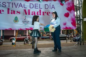 PARTICIPAN MAMÁS EN FESTIVAL EN IXHUATLÁN DEL CAFÉ