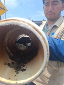 CASF retira obstrucción en línea de conducción en Monte Salas. Personal restablece presión hidráulica.