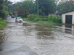 Protección Civil y Obras Públicas de Fortín supervisan puntos de riesgo por lluvias.