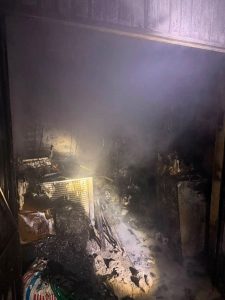 Incendio en bodega de vivienda deja un intoxicado.