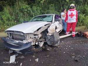 Choque frontal en la carretera Huatusco-Fortín.